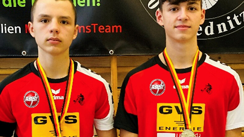 Nach ihren starken Auftritten bei den Qualifikations-Wettbewerben haben die beiden Wiednitzer Radballer Sullivan Pittner (rechts) und Vin Görlich bei den Deutschen Meisterschaften in der Altersklasse U 17 eine sensationelle Leistung gezeigt.
