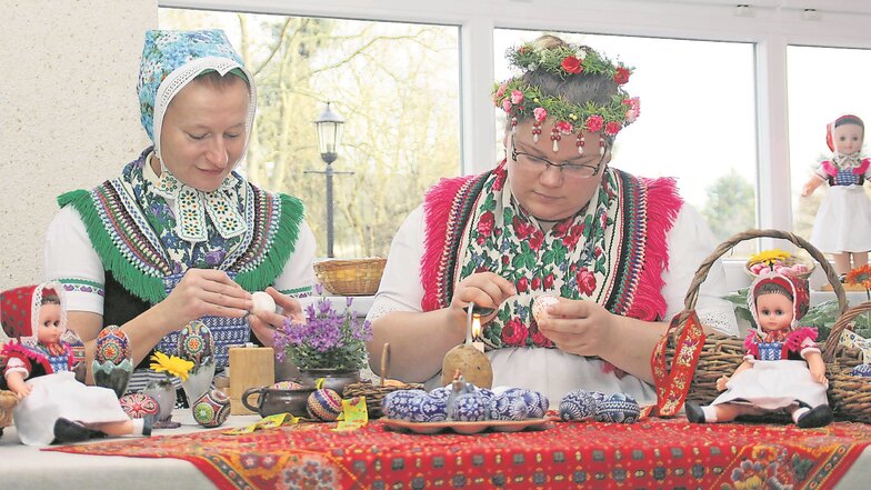 Sylvia Panoscha und Stephanie Bierholdt machen Besucher des SKC gern mit den sorbischen Traditionen vertraut. Corona bedingt mussten 2020 allerdings der Sorbische Ostereiermarkt in Schleife wie auch die Malwerkstätten ausfallen