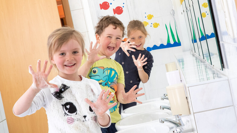 Pia, Emil und Neele (von vorn) wissen, wie wichtig das Händewaschen ist.