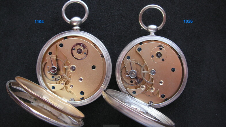 Blick in die Uhrwerke der Modelle mit den Seriennummern 1.104 und 1.026, beide sind frühe Uhren von Moritz Grossmann.