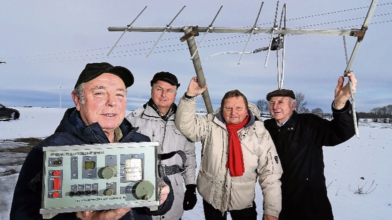 Einige Gerätschaften der Antennengemeinschaft Gallschütz von damals sind noch da. Klaus König (von links) zeigt ein Messgerät, Dietmar Gruhl, Dieter Kroschke und Werner Klette zeigen einen Teil der Antenne.