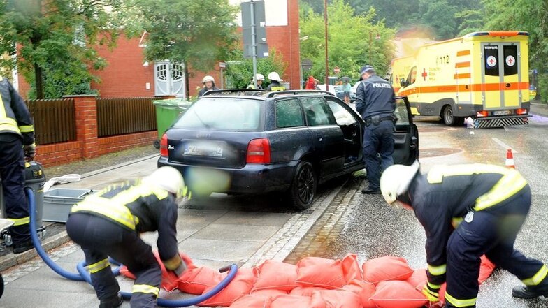 Die Freiwillige Feuerwehr Bad Muskau versuchte mit Sandsäcken den auslaufenden Kraftstoff zu stoppen.