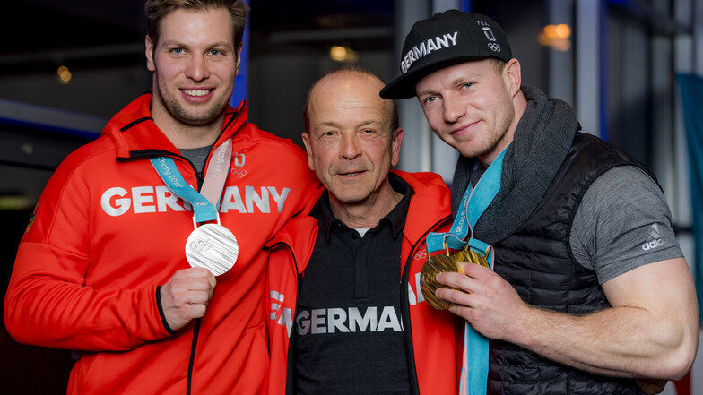 Die Besten der Besten – bei Olympia und Sachsens Sportlerwahl: die Bobpiloten Francesco Friedrich und Nico Walther mit ihrem Trainer Gerd Leopold.