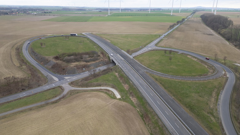 Das "Kleeblatt" bei Seerhausen: Hier kreuzen sich B169 und B6. Die Bundesstraße 6 soll nach der Abfahrt auf mehr als anderthalb Kilometern bis in Höhe der Windräder im Hintergrund instandgesetzt werden.
