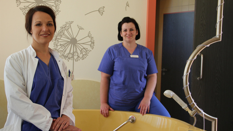 Dr. Janine Hofmann (links), Leiterin der Geburtshilfe der Helios-Klinik Leisnig, bietet gemeinsam mit ihrem Team einen Live-Video-Chat an. Auf diesem Weg können werdende Eltern und Geburtshelfer während der Corona-Pandemie in Kontakt treten und bleiben.