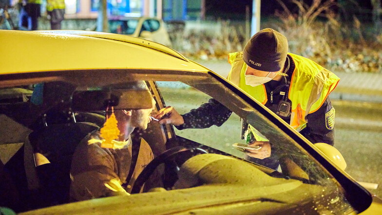 Polizeioberkommissar Wiebcke
nimmt bei einem jungen Mann auf der Poisentalstraße die Probe für einen Drogenschnelltest. Das Ergebnis ist negativ.