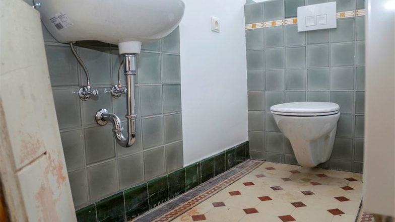 Eine Toilette mit dem Originalboden von 1900 und denkmalgerechten Fliesen ist fertig.
