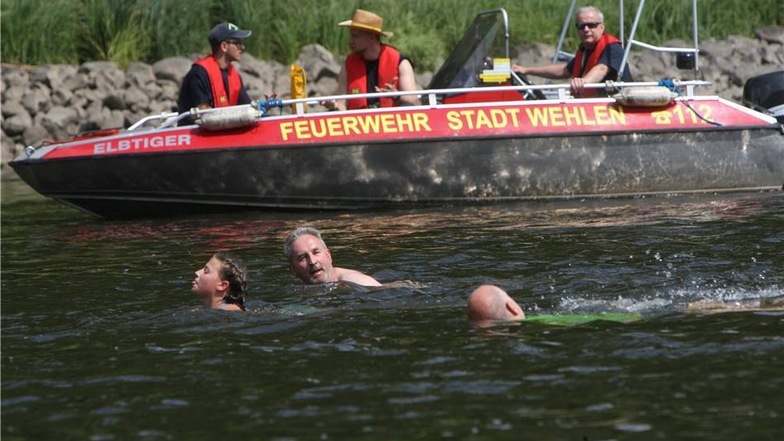 Der Feuerwehr begleitete den schwimmenden Tross, bereit, um in Notfällen zur Stelle zu sein.