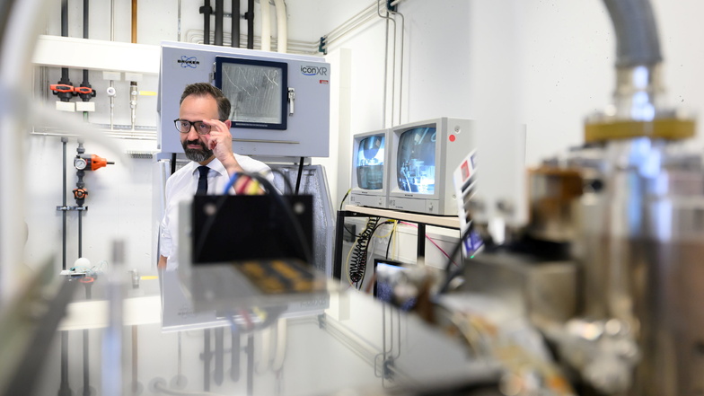 Sachsens Wissenschaftsminister Sebastian Gemkow (CDU) hat am Mittwoch verschiedene Standorte der Mikroelektronik-Forschung besucht.