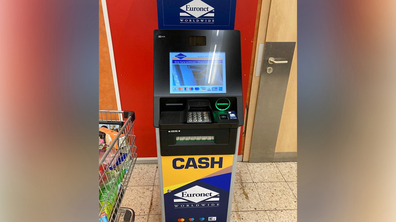 In der Kaufland-Filiale in Waldheim ist ein neuer Geldautomat aufgestellt worden.