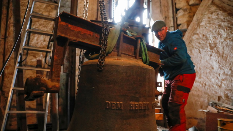 Mitarbeiter der Glocken- und Uhrentechnik Jürgen Ehrlacher aus Crostau haben die Glocken aus dem Turm gehoben.