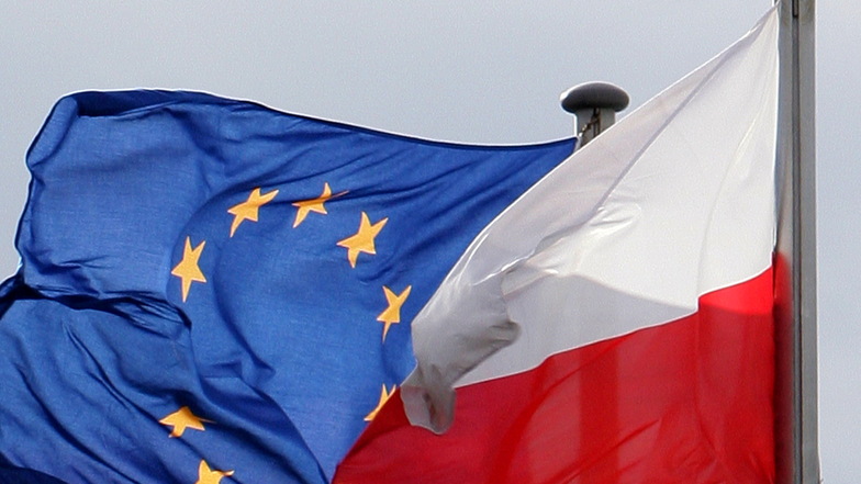 Die Fahnen der Europäischen Union und Polens wehen an einem deutsch-polnischen Grenzübergang.