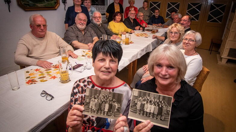 Beim Treffen ihrer ehemaligen Oberschulklasse in Hartha haben die einstige Klassenlehrerin Ingrid Dörner (vorn links) und ihre ehemalige Schülerin Elke Kunze Klassenfotos dabei.