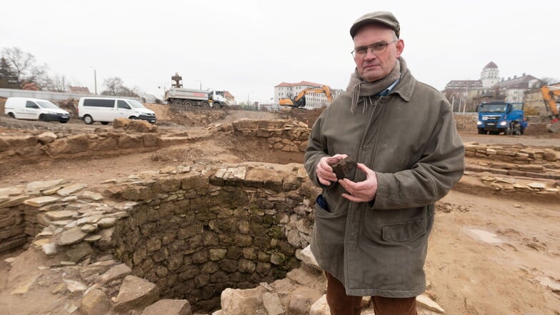Thomas Westphalen vom Landesamt für Archäologie zeigt auf dem Gelände des früheren Dresdner Ostravorwerks, was Archäologen dort alles gefunden haben.