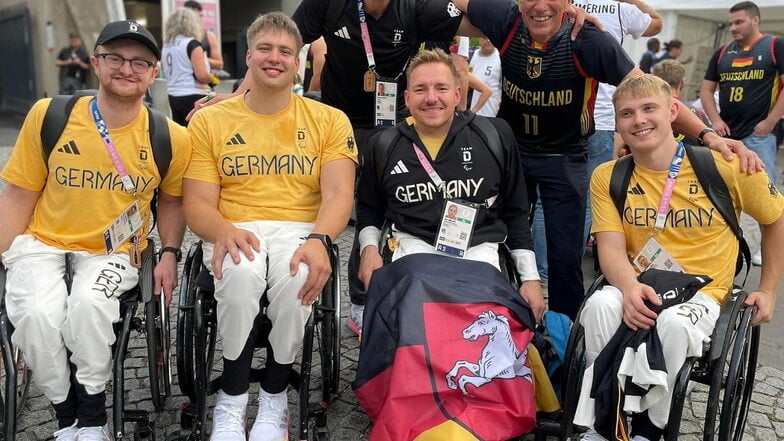 Tobias Hell (r.) holte sich mit seinen Kollegen Jan Sadler, Alex Budde und Jan Haller Bronze in Paris.