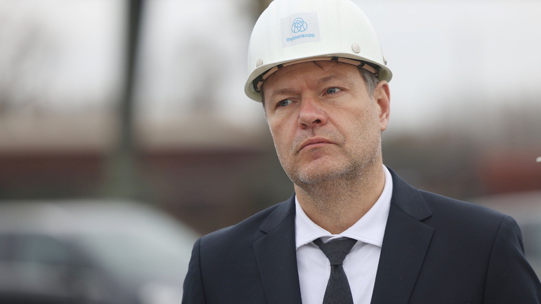 Robert Habeck beim Besuch eines Stahlwerks von Thyssenkrupp in Duisburg. Auch Deutschlands Industrie ist auf eine sichere Erdgasversorgung angewiesen.