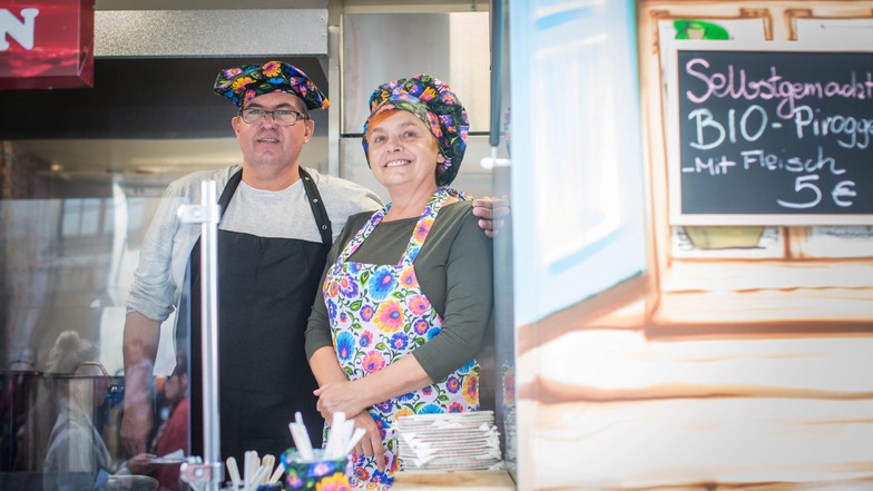 "Wir sind mit unserm Umsatz sehr zufrieden": Katarina und Mariusz ais Polen in ihrer Piroggen-Küche.