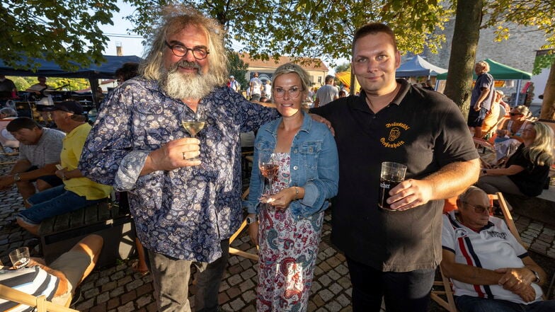 Prominenter Besuch bei der letzten Veranstaltung des Großenhainer Sommerflairs: Weinprinzessin Antje Peschel stellte sich mit den Organisatoren Peter Lupprich (links) und Andreas Wieckhorst zum Erinnerungsfoto.