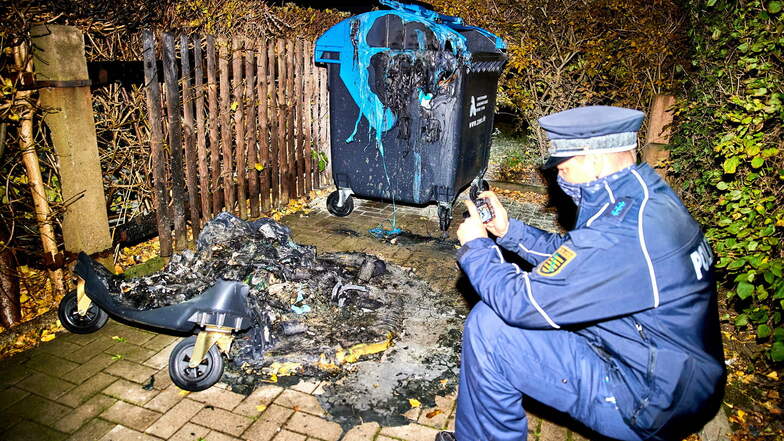 Von dieser Mülltonne auf der Heidenauer Karl-Marx-Straße blieb nach einem Brand im November nicht viel übrig, auch der blaue Behälter wurde beschädigt.
