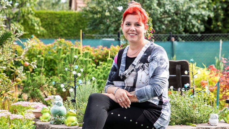 Alexandra Steiner in ihrem Garten: Die 40-Jährige ist für eine weitere Amtszeit als Vorstandschefin der Sparte "Reiter" gewählt worden.