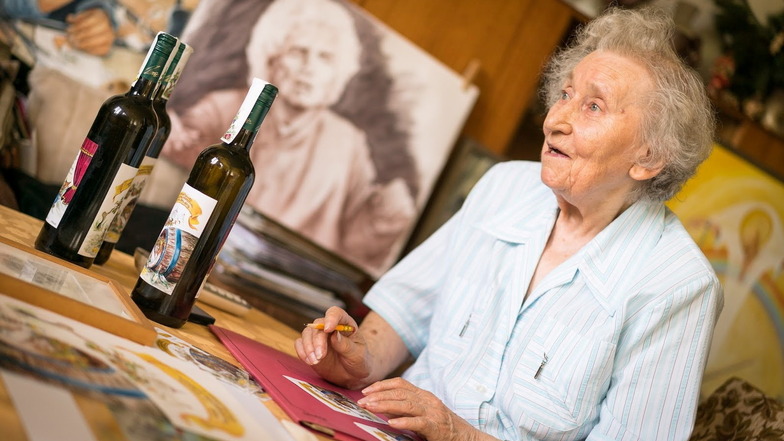 Die Aufnahme zeigt Lieselotte Finke-Poser 2015, als sie das Etikett für die Weinsonderedition zum damaligen Herbst- und Weinfest gestaltet hatte und eine Signierstunde gab.