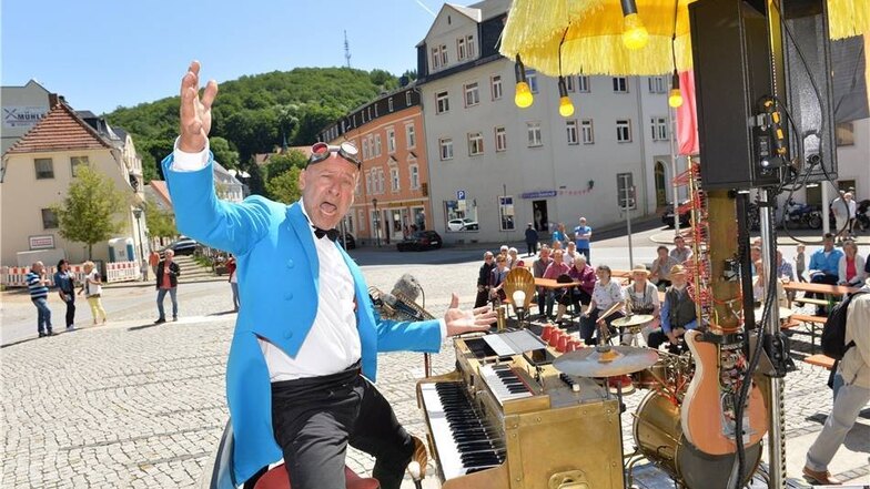 Ein buntes Programm gab es am Wochenende beim Stadtfest in Glashütte. Peter Till spielte mit seinem Universal-Druckluft-Orchester vor dem Uhrenmuseum.