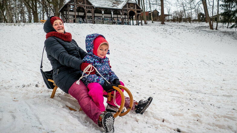 Der Schnee bringt auch Winterfreuden. Chiara Maria (6) mit ihrer Oma Sylvia Mühlberg im Bürgergarten Döbeln mit dem Schlitten.