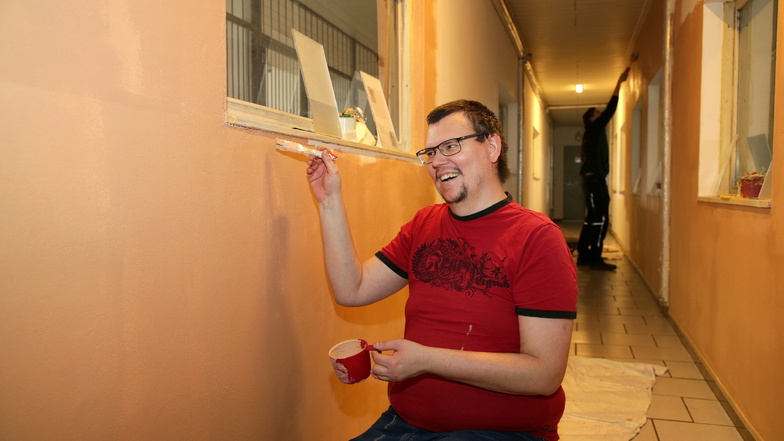Arbeit ist angesagt: Stefan Voigt peppt die Wände des Tierheimes in Pirna auf.