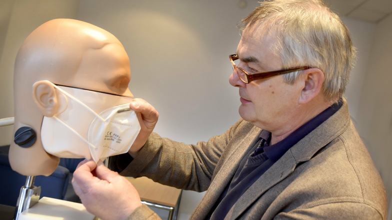 Mit einer umfunktionierten Zahnarzt-Lehrpuppe testet Prof. Lutz Jatzwauck Sitz und Sicherheit verschiedenster Atemschutzmasken - und kommt zu einem Schluss.