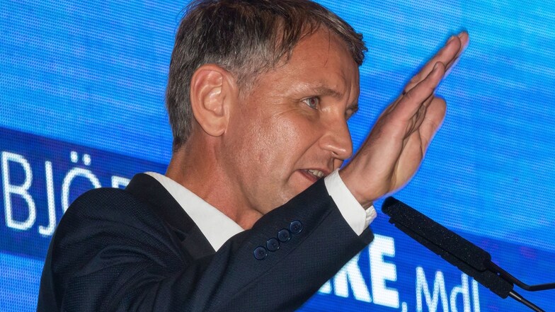 Björn Höcke, Spitzenkandidat und Landesvorsitzender der AfD Thüringen, gestikuliert bei seinem Auftritt zum Wahlkampfauftakt der AfD Thüringen.