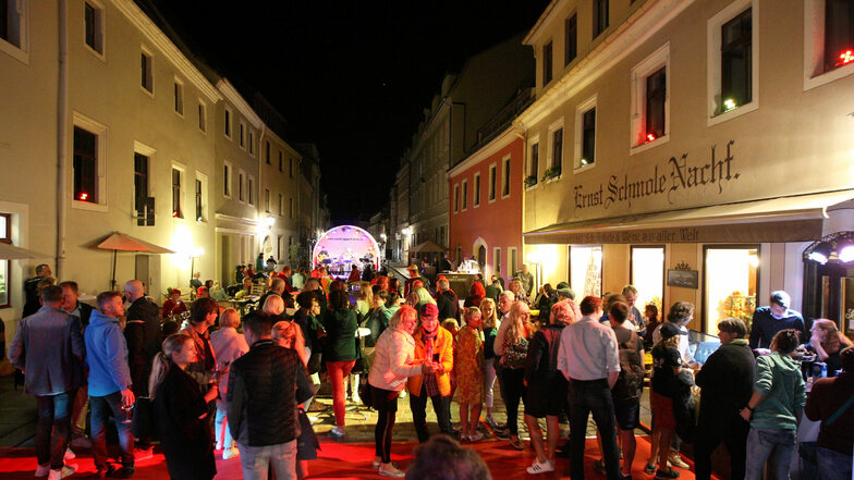 Zum 140-jährigen Jubiläum präsentierte das Team der Rösterei Schmole ein Bühnenprogramm auf dem Altstadtpflaster zwischen dem Stammhaus sowie dem Weinhaus & Café auf der Langen Straße. 