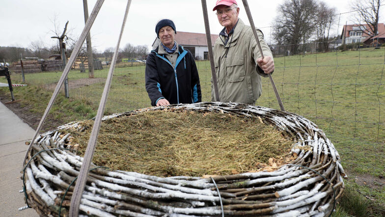 Sie hatten die Idee für den Nestneubau: Der Liesker Gotthard Christoph (l.) lernte Günter Dämmig zufällig auf einer Rentnerausfahrt kennen. Als er erfuhr, dass der Bretniger ein Nestbauexperte ist, war klar: Das packen wir an!
