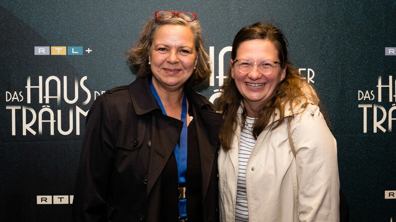 Ina Kwiatkowski (links) und Katarzyna Silkeit waren als Statisten bei der Serie "Das Haus der Träume" dabei und am Freitag zur Premiere der Serie im Filmpalast Görlitz eingeladen.