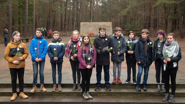 Deutsche und englische Schüler auf dem Heidefriedhof. 