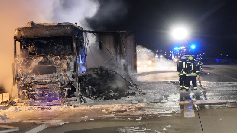 Lastwagen brennt auf der A38 bei Leipzig aus
