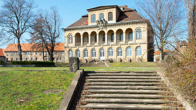 Nachdem in der vergangenen Woche im Schloss Übigau randaliert wurde, stellt sich die Frage, was nun aus dem Sommertheater wird.
