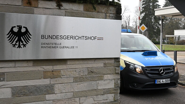 Ein Polizeifahrzeug fährt aus der Außenstelle des Bundesgerichtshof s in Karlsruhe. Beim BGH finden nach den Razzien in der Reichsbürger-Szene Haftprüfungen statt.