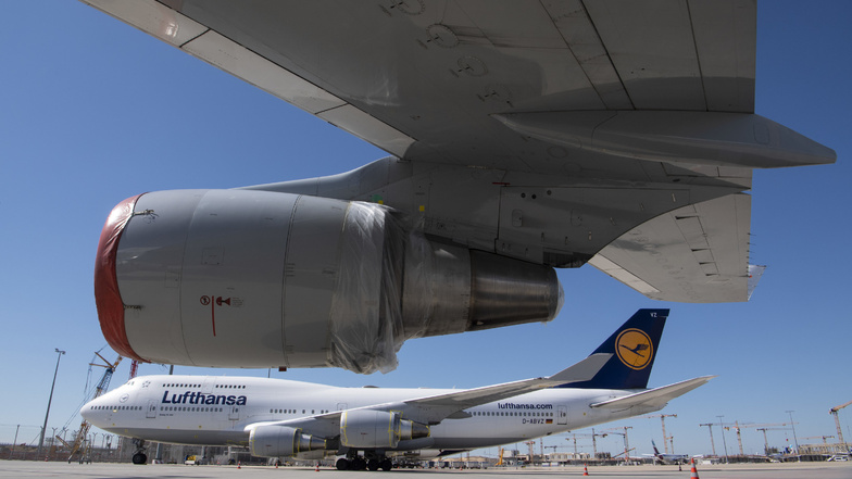 Stillgelegte Passagiermaschinen vom Typ Boeing-747 der Lufthansa stehen mit abgedeckten Turbinen auf dem Flughafen Frankfurt.