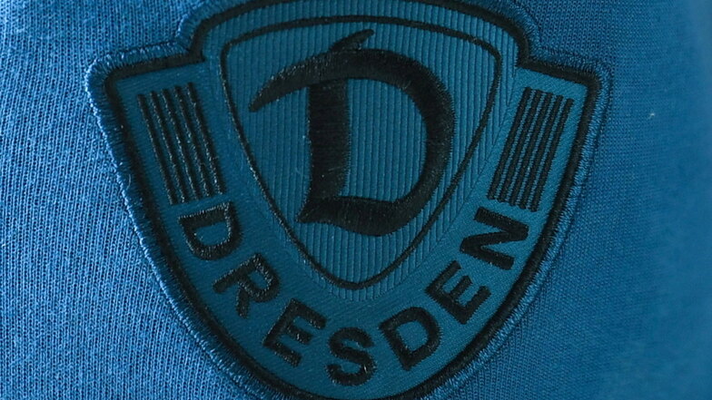 Vor allem das blaue Dynamo-Logo störte viele Fans,. Nun ist klar, die Profis werden die blauen Hosen und Shirts nicht mehr tragen.
