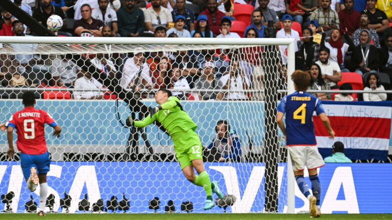 Japans Torwart Shuichi Gonda streckt sich vergeblich nach dem Ball von Keysher Fuller: Costa Ricatrifft zum 0:1-Endstand.