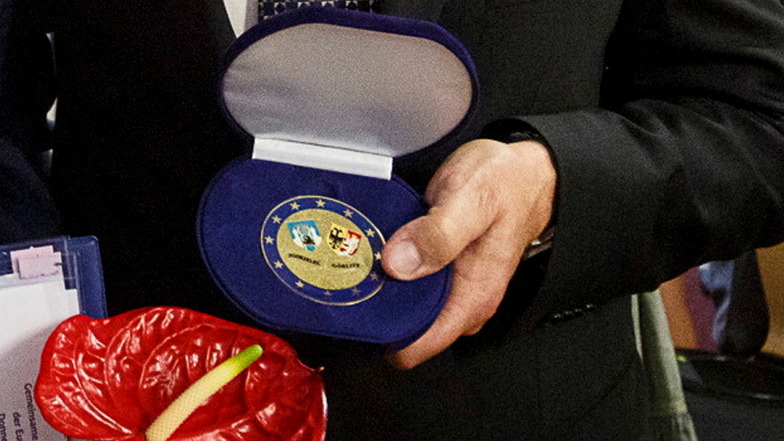 Die Preisträger erhalten eine Ehrenmedaille, auf der die Wappen der beiden Städte dargestellt sind.