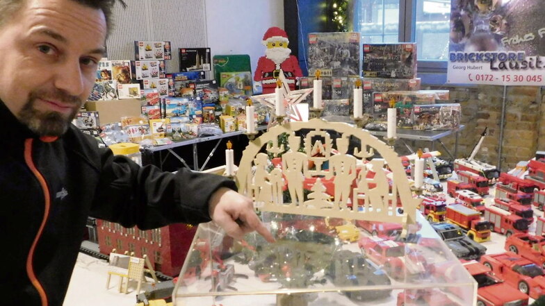 Beim Weißwasseraner Weihnachtsmarkt in der Telux stellt Georg Hubert regelmäßig aus. In diesem Jahr brachte er neben Feuerwehrmodellen auch regional bekannte Gebäude mit, die es kommendes Weihnachten als Bausätze geben soll.