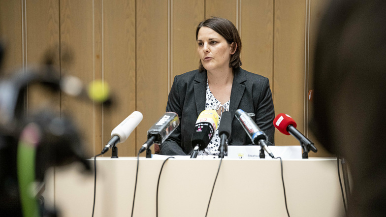 Katrin Frauenkron, Staatsanwältin, spricht auf einer Pressekonferenz zu der Festnahme des mutmaßlichen Serienvergewaltigers.