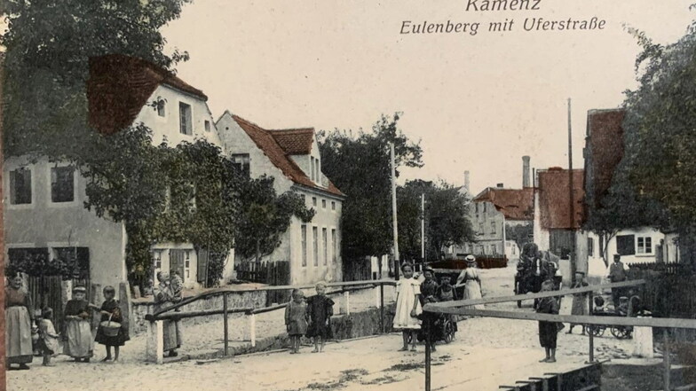 Auf dieser alten Postkarte aus dem Bestand des Sammlers Rudolf Scheumann ist zu sehen, dass es um 1900 weitere Häuser vor den alten Fachwerkobjekten (links hinten) gab, die mittlerweile abgerissen sind. Und es herrschte reges Treiben an der Schwarzen Elst