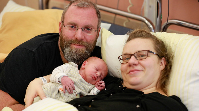 Vitus Antonius ist das erste Baby des Jahres 2023, das im südlichen Landkreis Görlitz auf die Welt gekommen ist. In der Ebersbacher Klinik verbringt es mit seinen Eltern Angelika und Max Reusch die ersten Stunden.