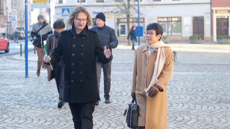 Kay Leonhard (links), Vorsitzender der Freundschaftsgesellschaft Meißen-Arita/Japan e. V., im Gespräch mit Yasuhiro Kitaura, dem Gesandten der Japanischen Botschaft in Berlin.