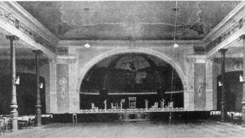 Über ein halbes Jahrhundert lang größter Saal im Weißeritztal. Als Bestandteil von Krilles Gasthof Döhlen, gegenüber Döhlener Kirche, verfügte er über eine Kapazität, die sich bis auf 1.000 Plätze erweitern ließ.