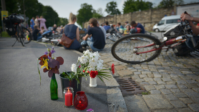 Dresdner gedenken mit Blumen und Kerzen dem verstorbenen Radfahrer, der am Donnerstag auf der Stauffenbergallee von einem Lkw erfasst wurde.