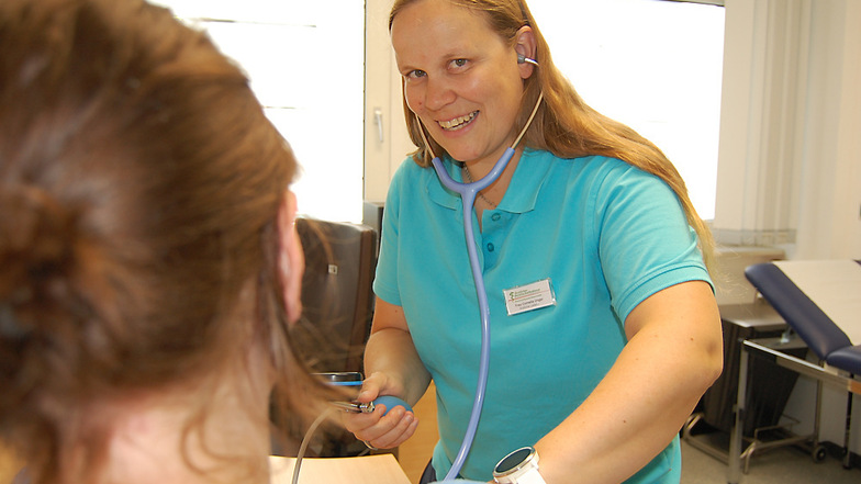 Hausärztin
Cornelia Unger
ist die ärztliche
Leiterin der Bereitschaftspraxis der Kassenärztlichen Vereinigung im
Hoyerswerdaer
Krankenhaus.
Sie ist mit deren Entwicklung im Großen und
Ganzen zufrieden.
