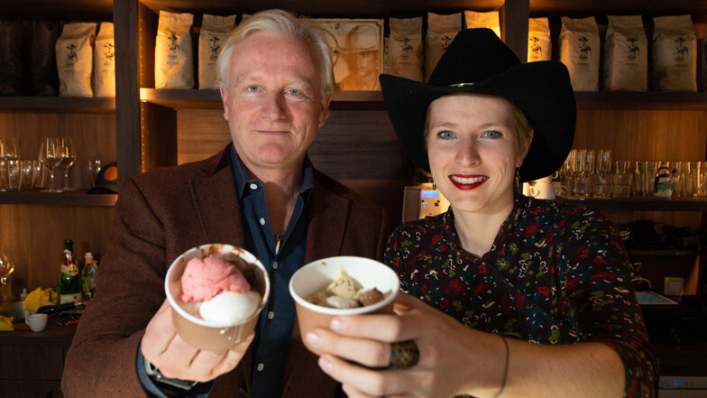 Jess Hill und Viktoria Franke haben am Freitag den Terence Hill-Eis-Saloon auf der Hauptstraße eröffnet.